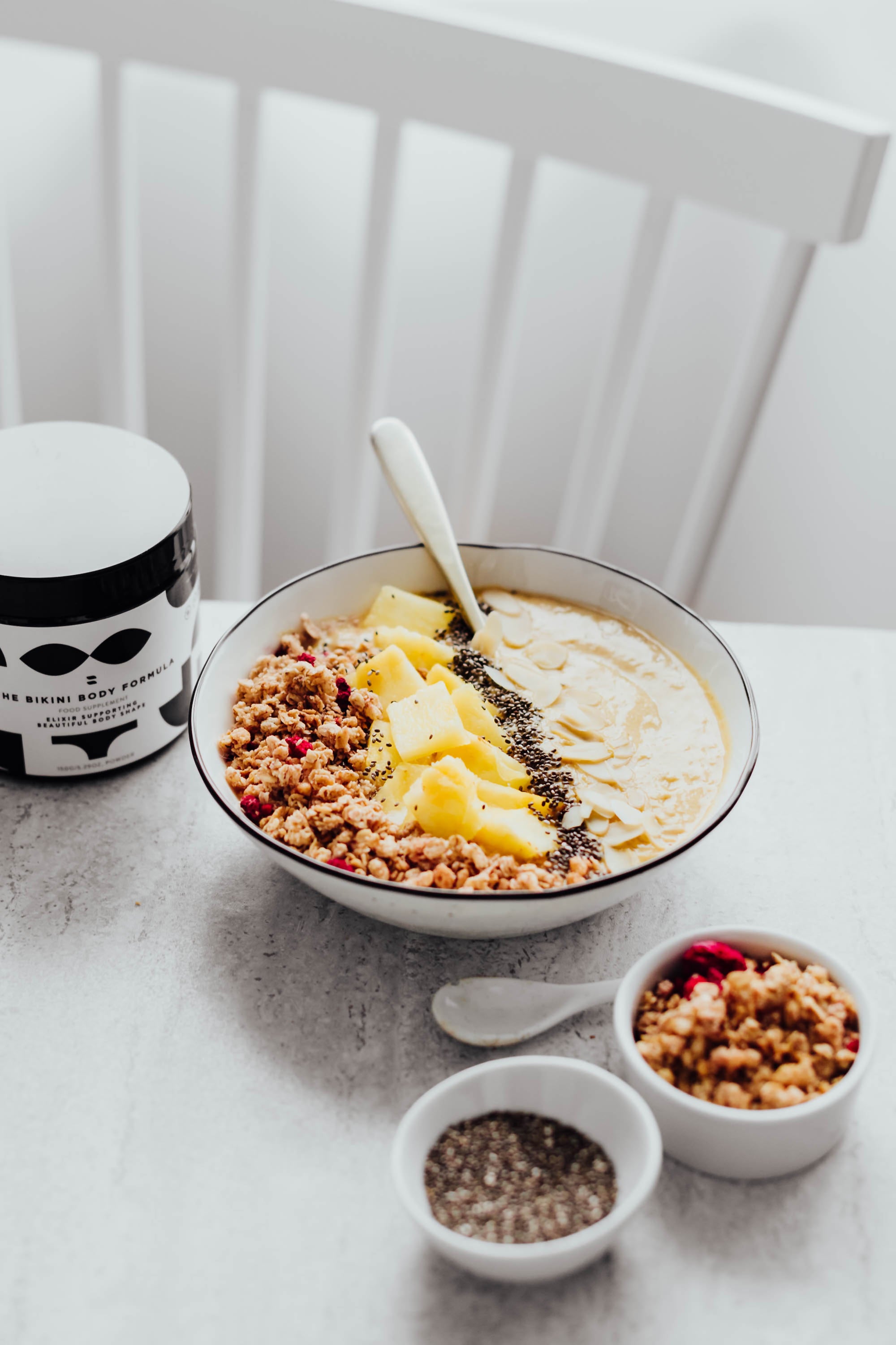 Yellow Goddess Smoothie bowl z owocami tropikalnymi Zojo Elixirs