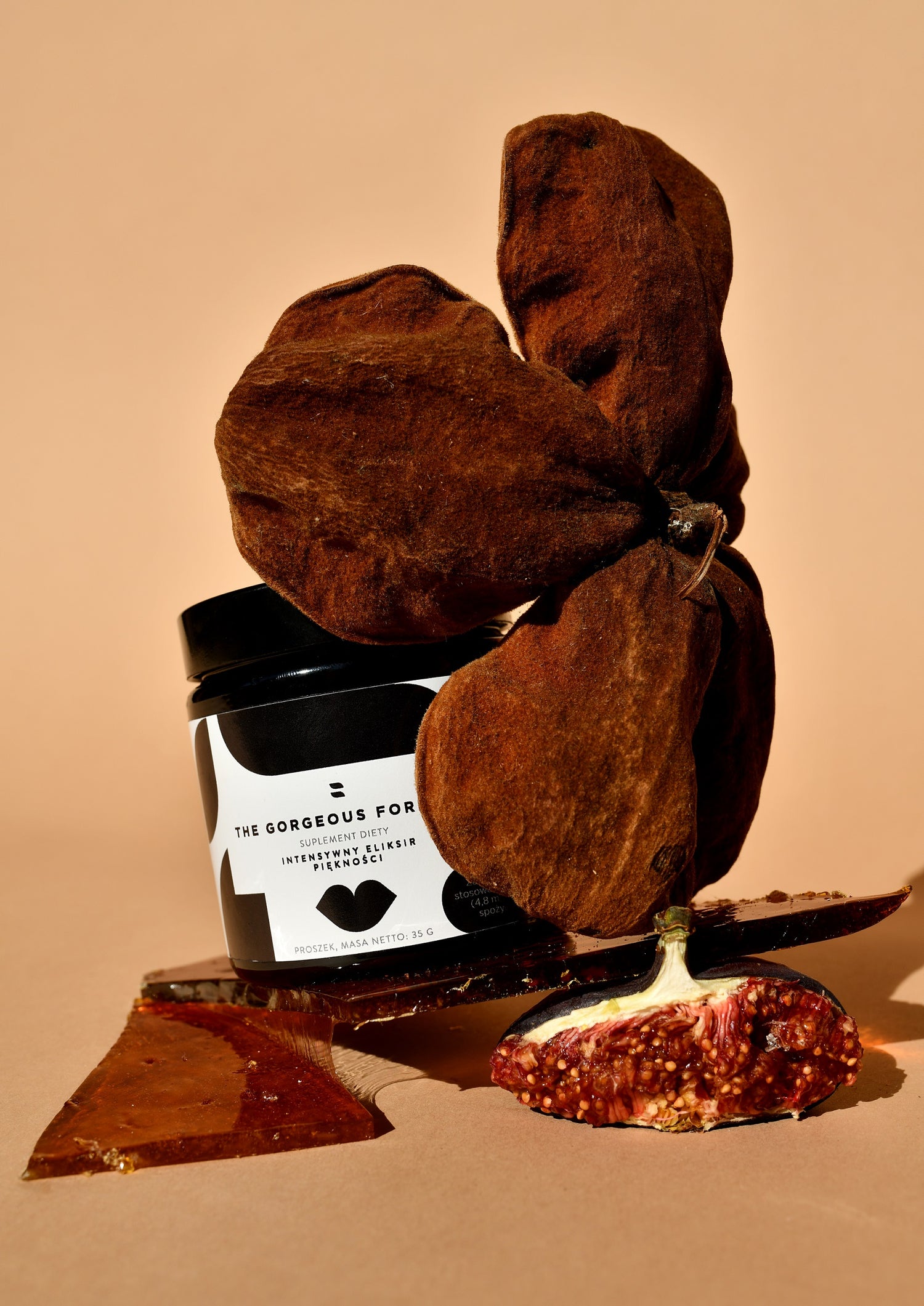 suplementy-dla-kobiet-na-skórę-włosy-paznokcie