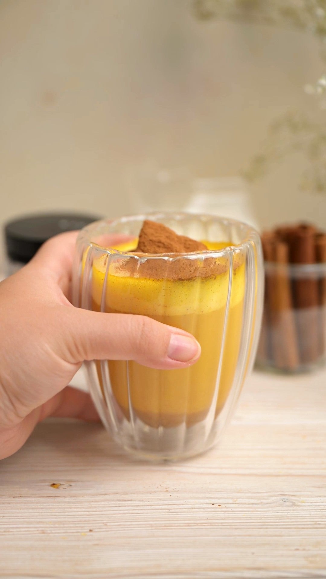 Złote latte z cynamonem